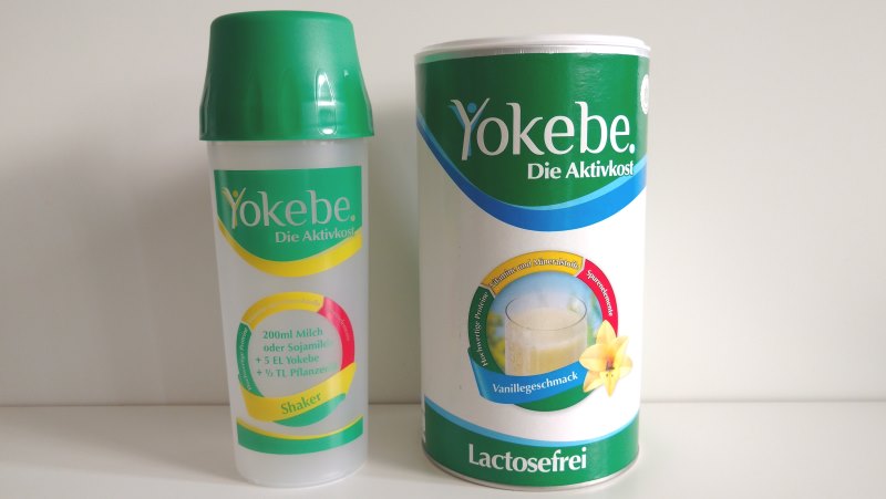 Yokebe Aktivkost Lactosefrei mit Vanillegeschmack und Shaker.